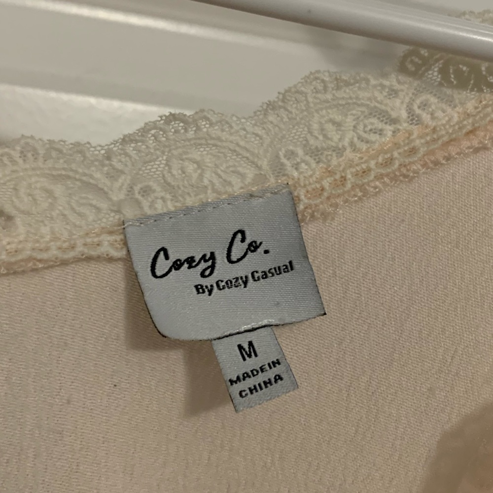 Women’s Size Medium Soft Pink Cozy Co. Boutique Tank Top/Blouse With Lace Trim.